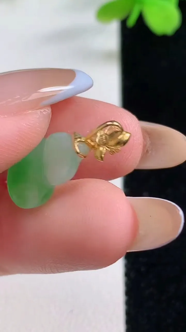 天然A货翡翠葫芦吊坠，尺寸13.4-11.7-3.8，重量:1.30g
11月2日