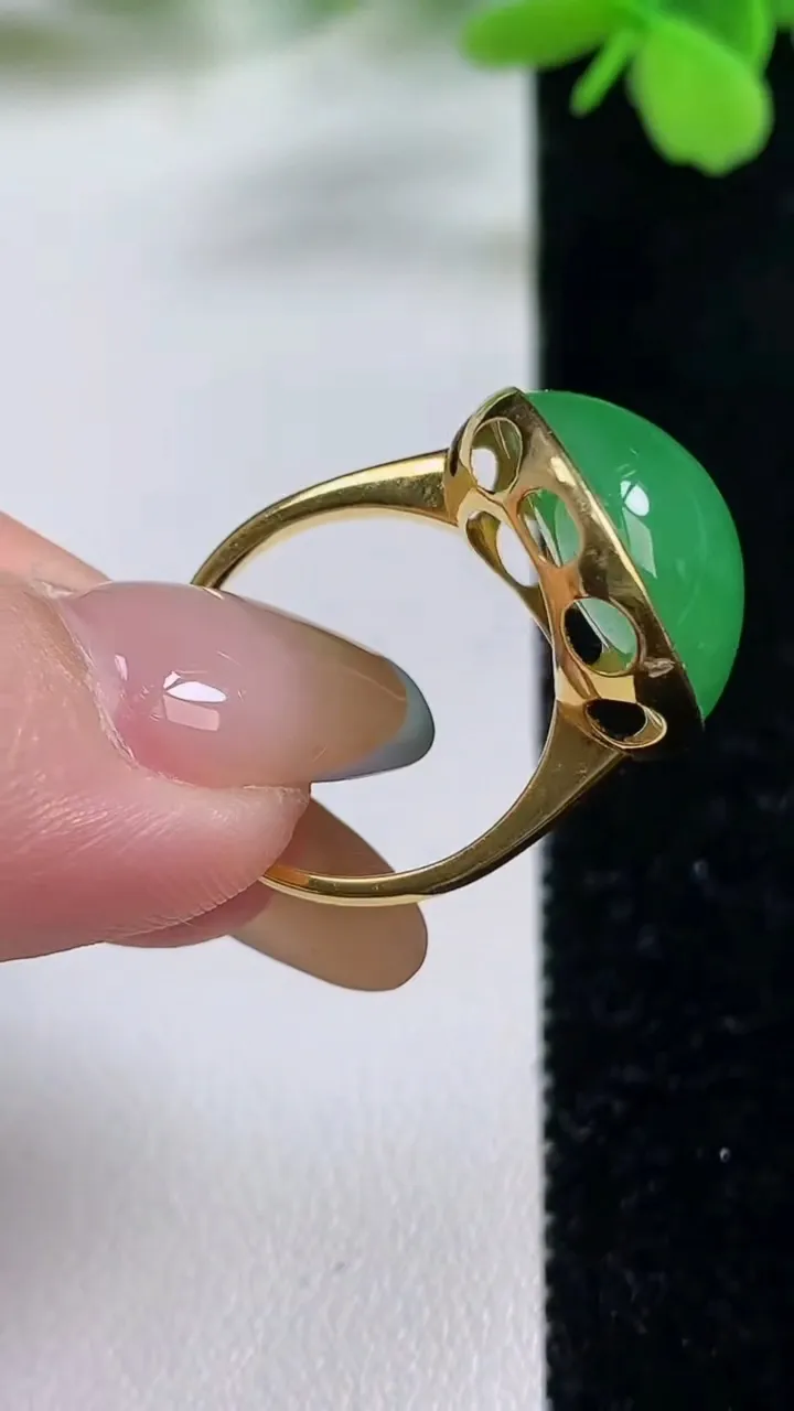 天然A货翡翠蛋面戒指，尺寸17.6-18.4-9.3，重量:6.42g2025年11月2日
工厂直销收藏佳品,种好水足，色泽均匀，有种有色，上手高大气！