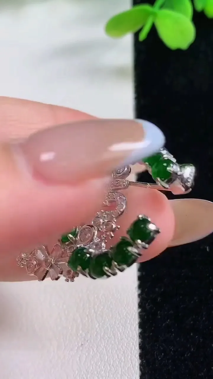 天然A货翡翠蛋面胸针，尺寸4，重量:4.96g
11月2日