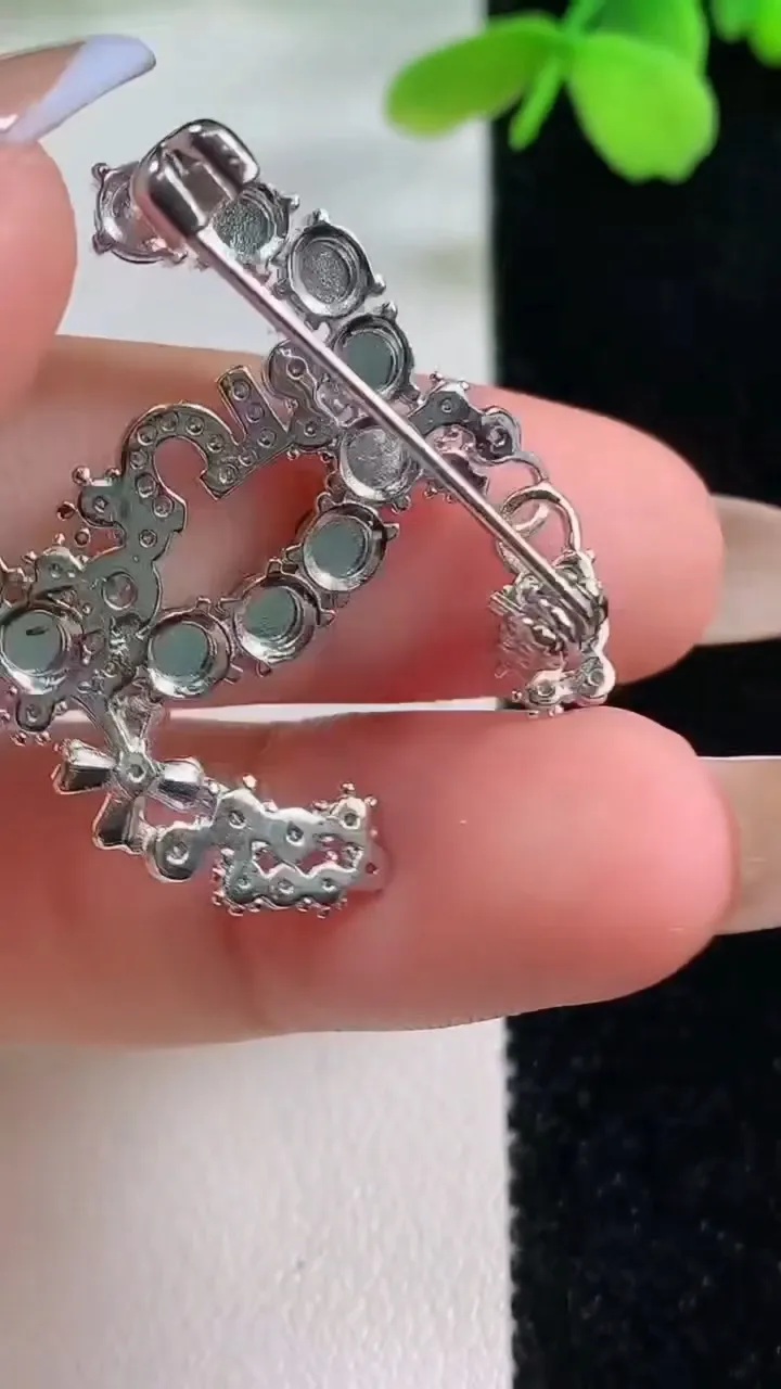 天然A货翡翠蛋面胸针，尺寸4，重量:4.96g
11月2日