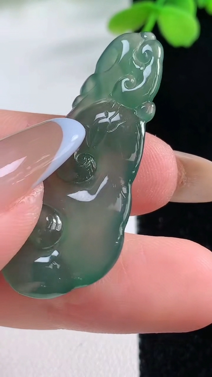 天然A货翡翠如意吊坠，尺寸41.8-16.2-3.2，重量:5.54g
11月2日