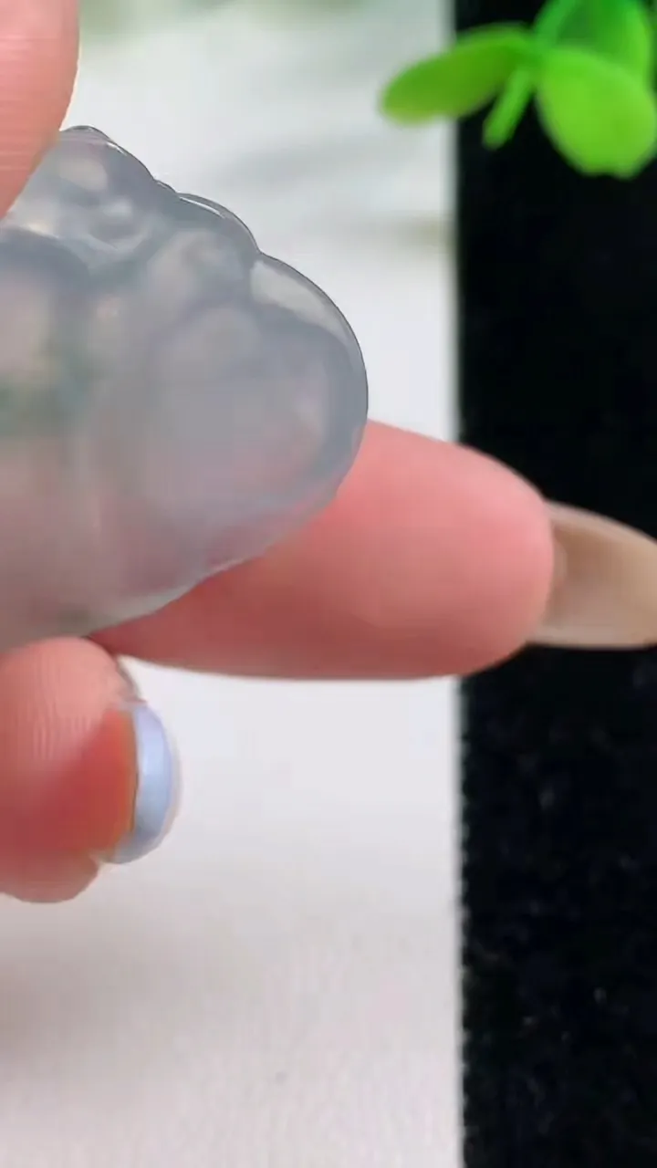 天然A货翡翠冰种飘花佛公镶嵌件，尺寸24.8-29-6.1，重量:6.69g
11月2日