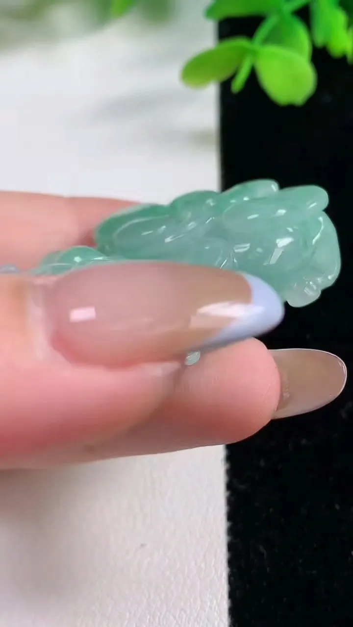 天然A货翡翠冰种霸王貔貅吊坠，尺寸47.5-29.2-12，重量:40.80g
11月2日