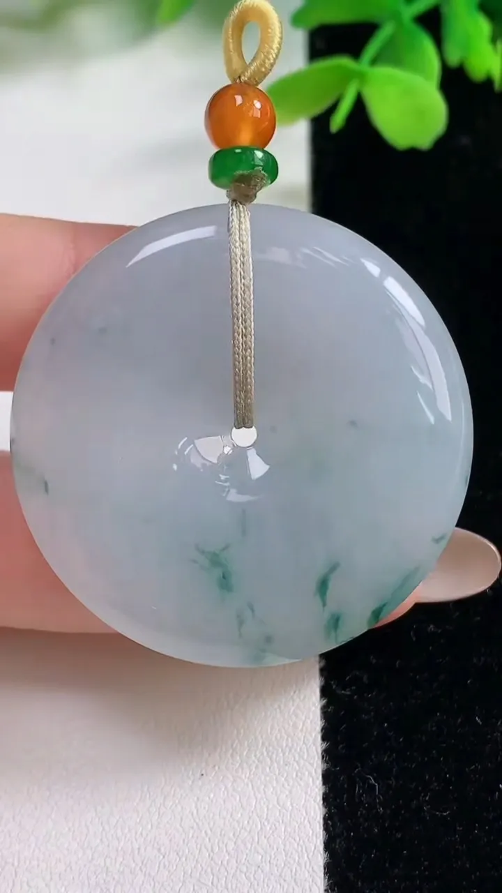 天然A货翡翠冰种飘花平安扣吊坠，尺寸39.3-6.3，重量:21.43g
11月2日