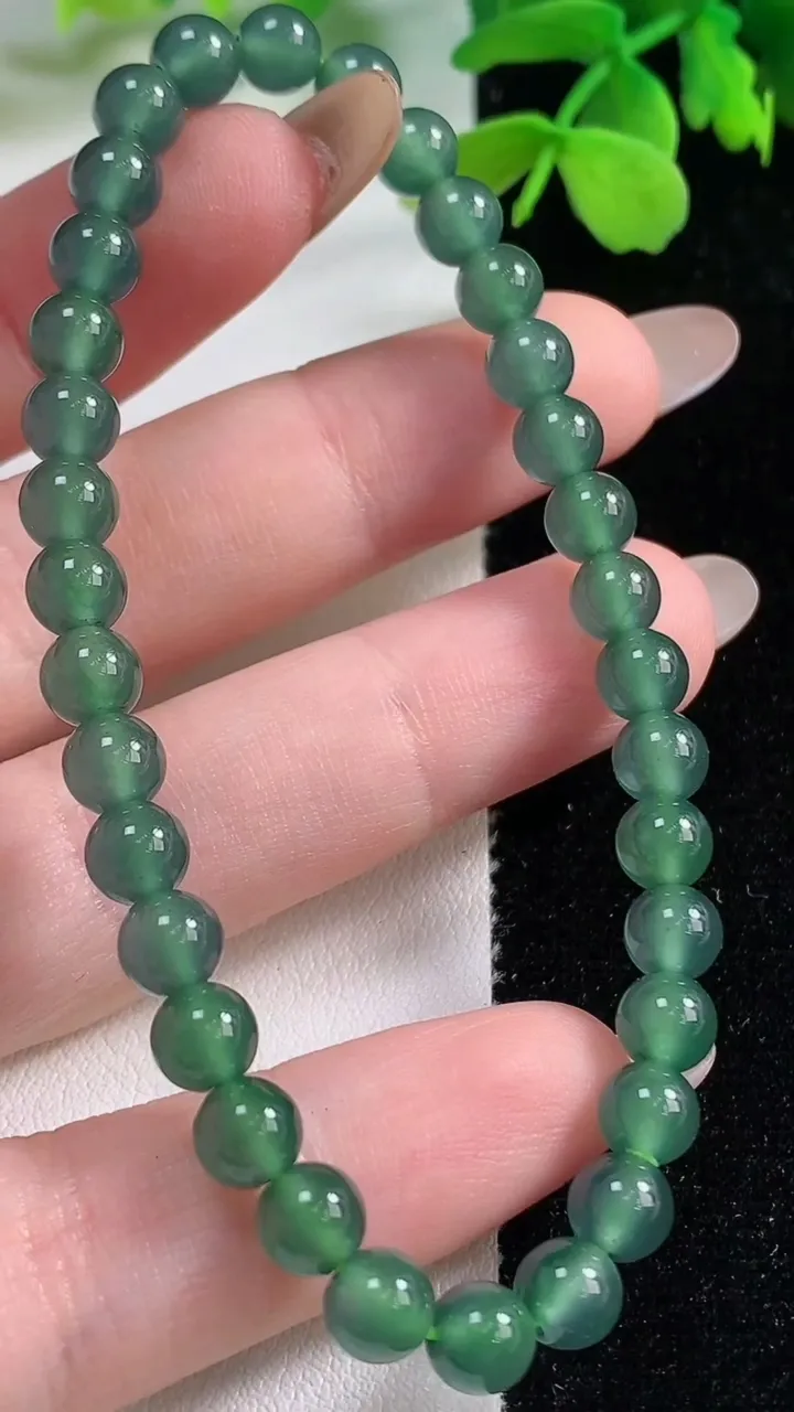 天然A货翡翠圆珠手串，尺寸5.7-34颗，重量:11.09g11月2日
工厂直销收藏佳品,种好水足，