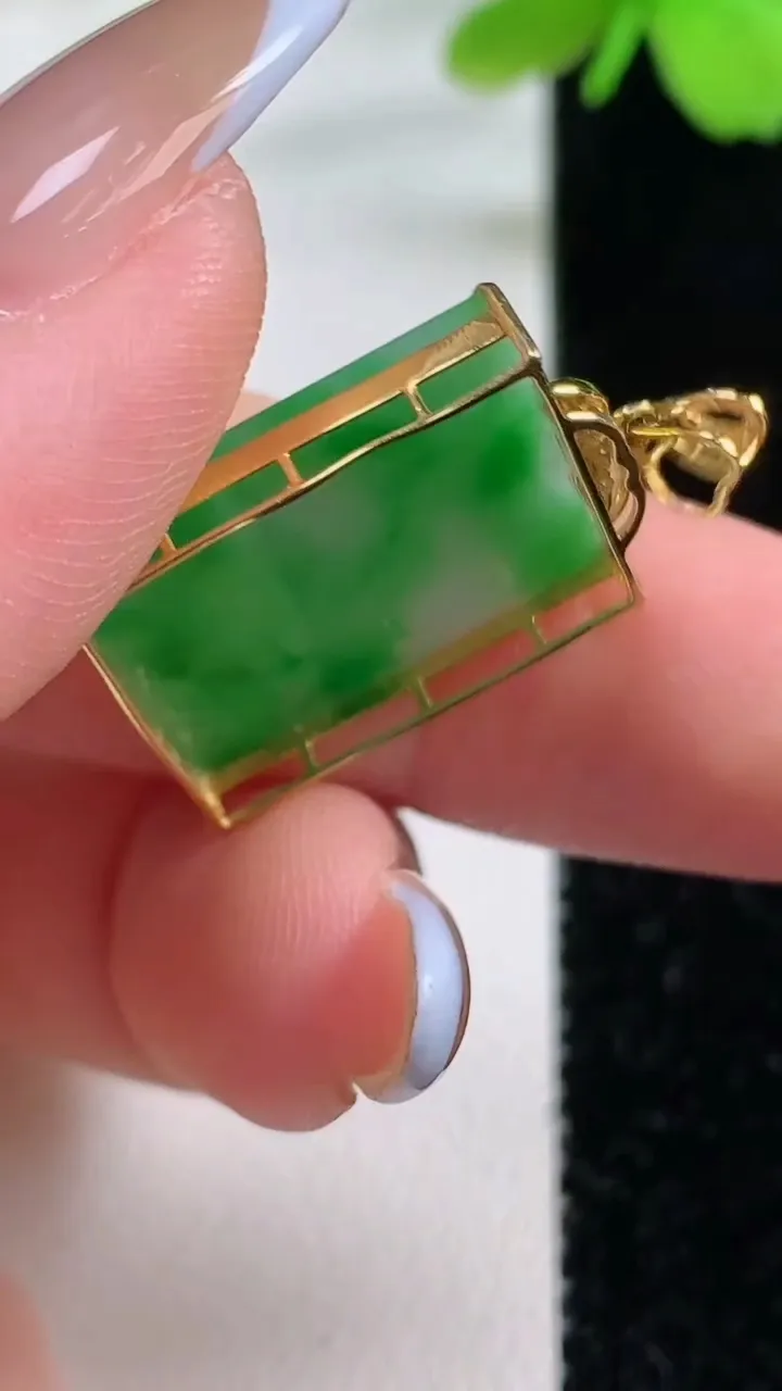 天然A货翡翠无事牌吊坠，尺寸19.3-14.4-4.4，重量:2.24g
11月2日