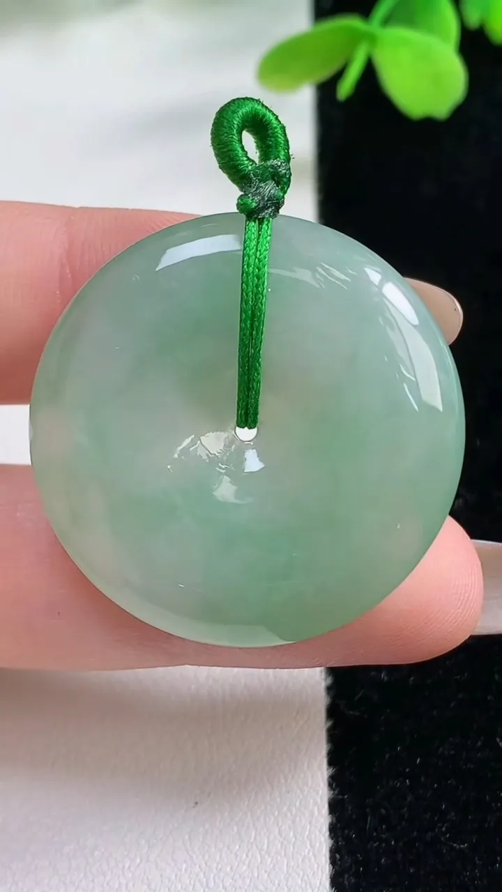 天然A货翡翠平安扣吊坠，尺寸31.7-6.1，重量:12.80g
11月2日