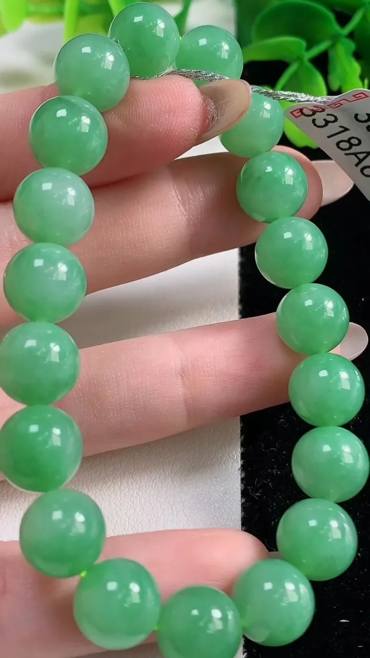 天然A货翡翠圆珠手串，尺寸9.8-19颗，重量:33.16g11月2日
工厂直销收藏佳品,种好水足，色泽均匀，有种有色，上手高大气！