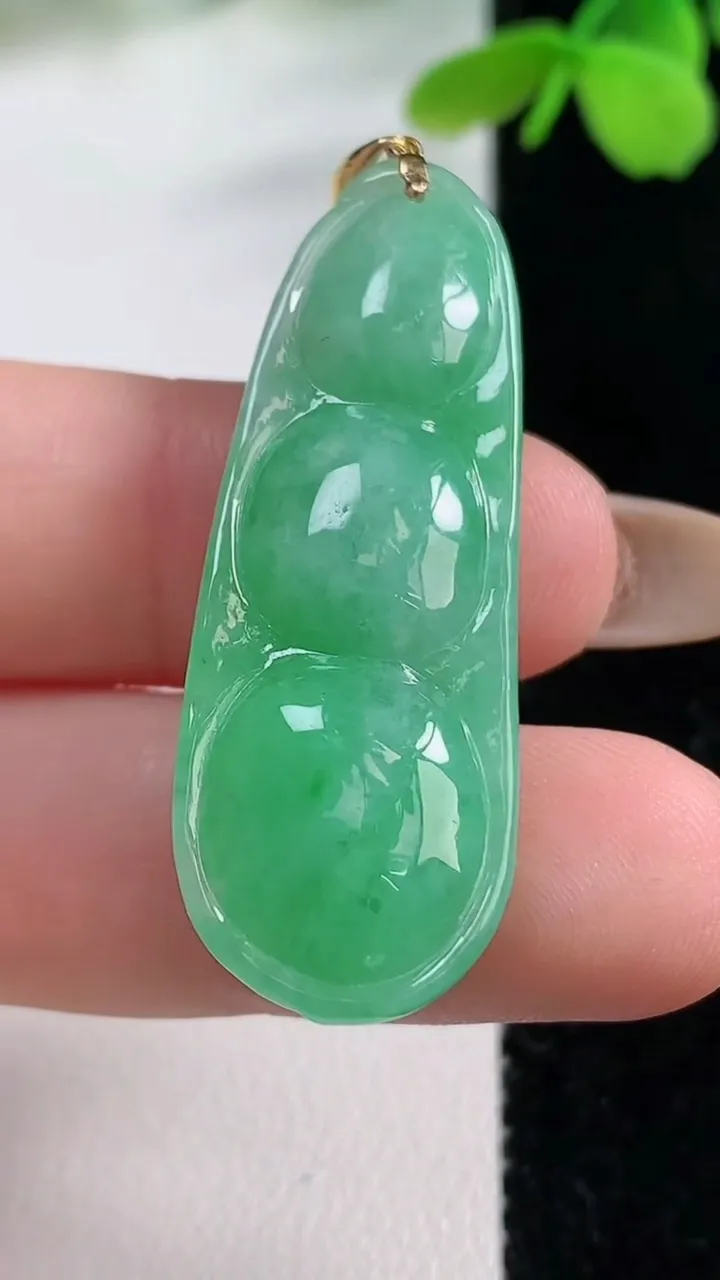 天然A货翡翠福豆吊坠，尺寸41.7-15-9.2，重量:9.51g
11月2日