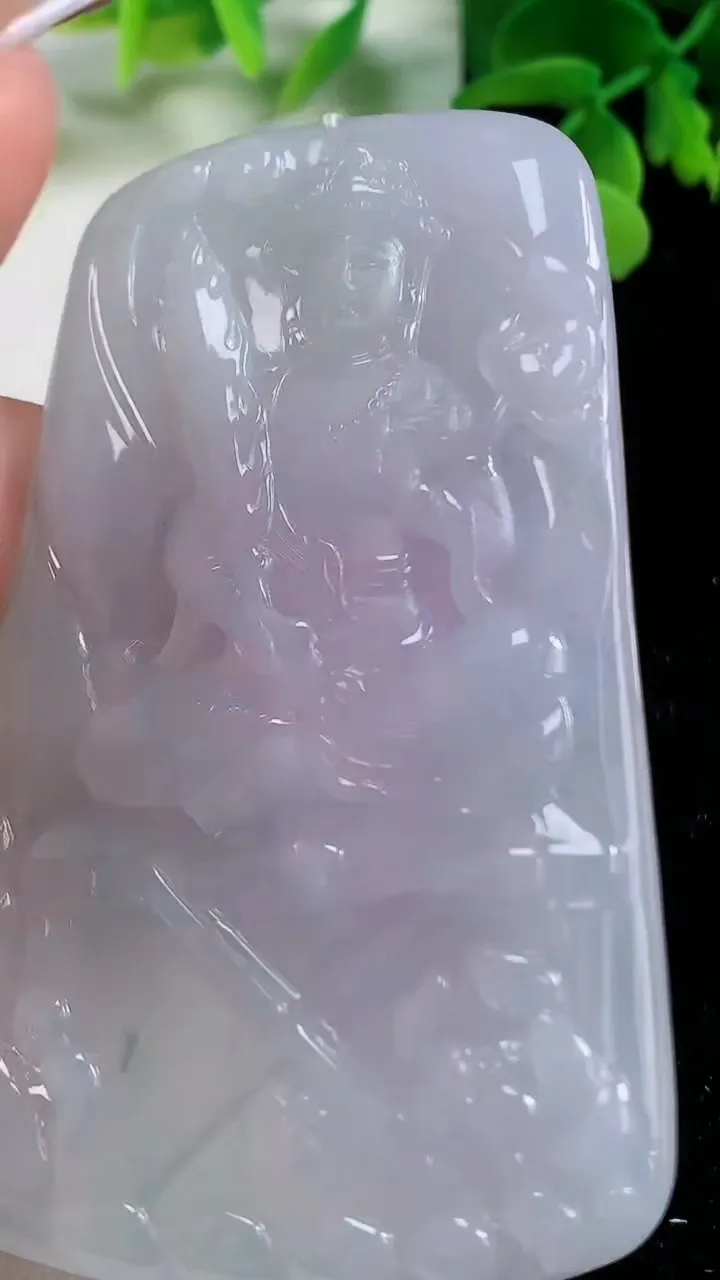 天然A货翡翠春带彩紫罗兰虚空藏菩萨吊坠，尺寸74.7-46.2-5.8，重量:46.08g
11月2