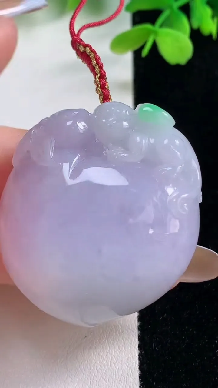 天然A货翡翠春带彩紫罗兰寿桃吊坠，尺寸41.6-38-12.7，重量:41.82g
11月2日