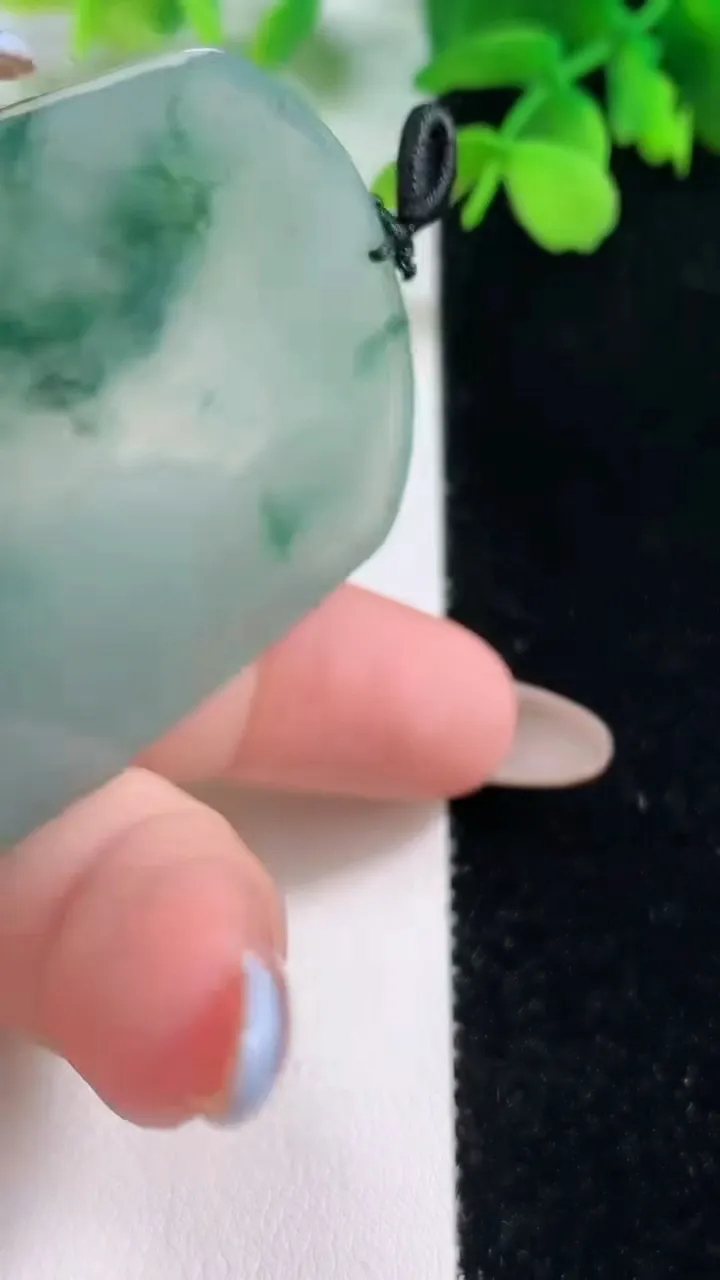 天然A货翡翠冰种飘花观音菩萨吊坠，尺寸60-44-6.8，重量:35.91g
11月2日