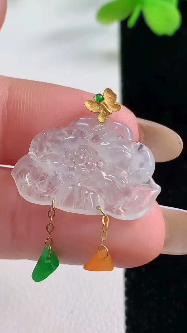 天然A货翡翠种白冰和和美美 荷花吊坠，尺寸25-23.4-3.4，重量:2.61g
11月2日