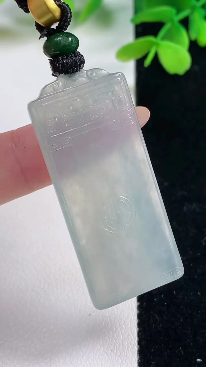 天然A货翡翠仿古无事牌吊坠，尺寸46.4-20-4.9，重量:18.55g
11月2日