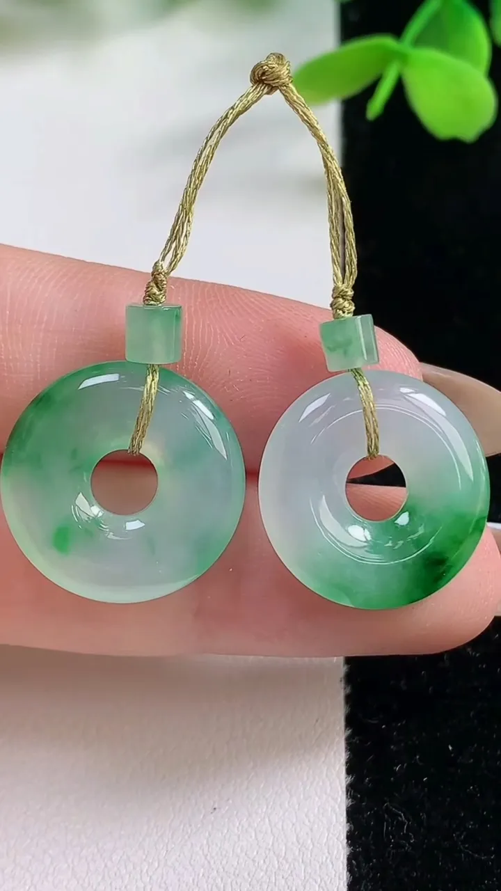 天然A货翡翠平安环吊坠一对，尺寸18-3.3，重量:5.20g
11月2日