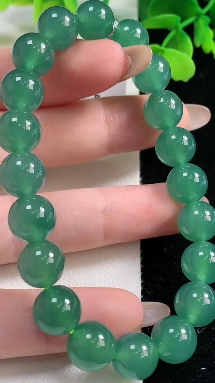天然A货翡翠圆珠手串，尺寸9.7-20颗，重量:32.86g11月2日
工厂直销收藏佳品,种好水足，色泽均匀，有种有色，上手高大气！