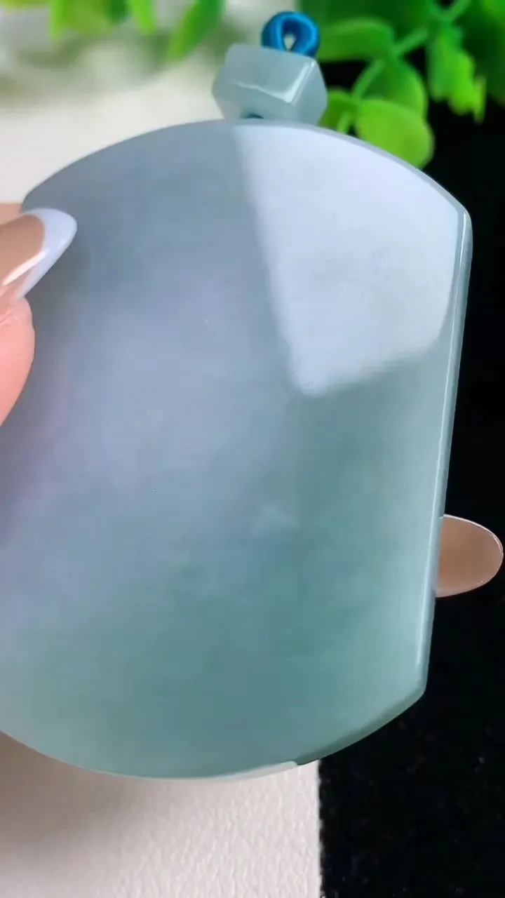 天然A货翡翠春带彩紫罗兰无事牌吊坠，尺寸58.4-44.4-6.3，重量:46.34g
11月2日