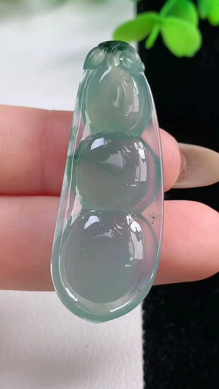 天然A货翡翠福豆吊坠，尺寸43-16-5.3，重量:6.01g
11月2日