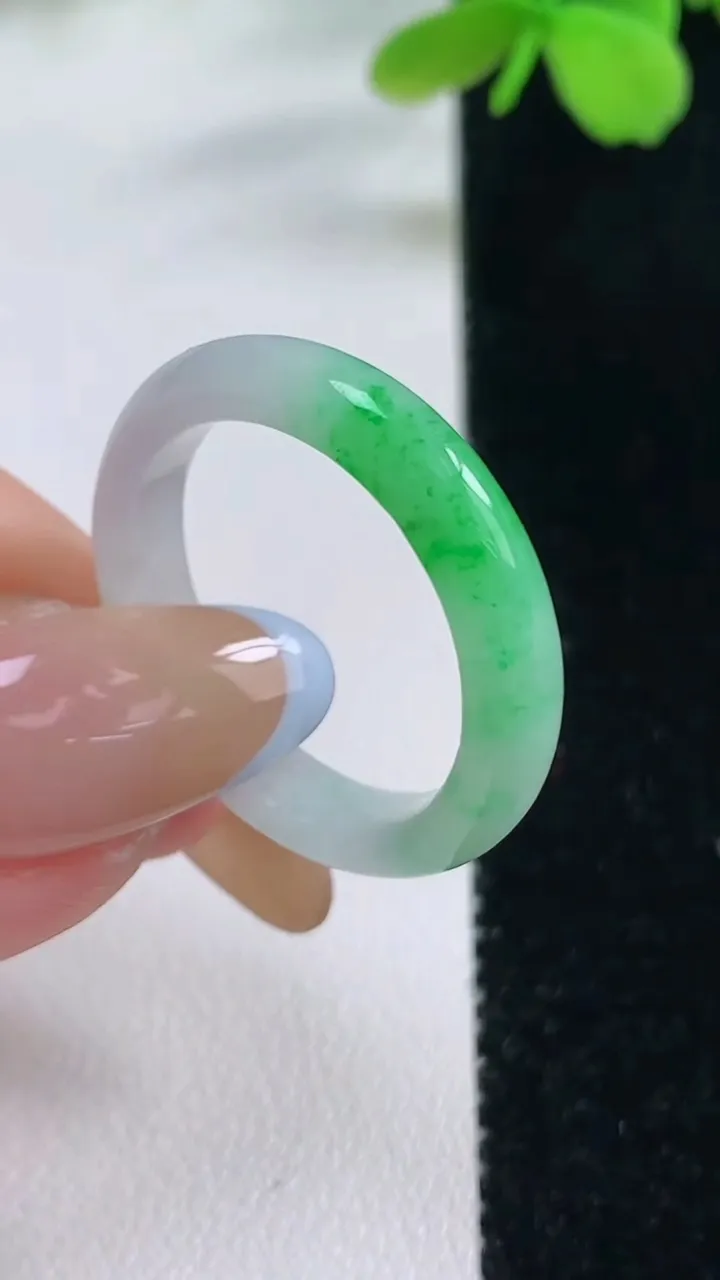 天然A货翡翠指环戒指，尺寸20-4.7-3.1，重量:3.49g2025年11月2日
工厂直销收藏佳品,种好水足，色泽均匀，有种有色，上手高大气！