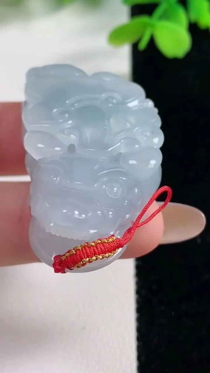 天然A货翡翠貔貅吊坠，尺寸44.8-23.3-13，重量:28.23g
11月2日