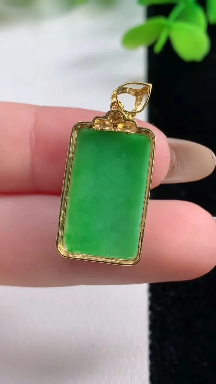 天然A货翡翠无事牌吊坠，尺寸28.7-13-6.6，裸石19.6-11.5重量:3.03g
11月2日