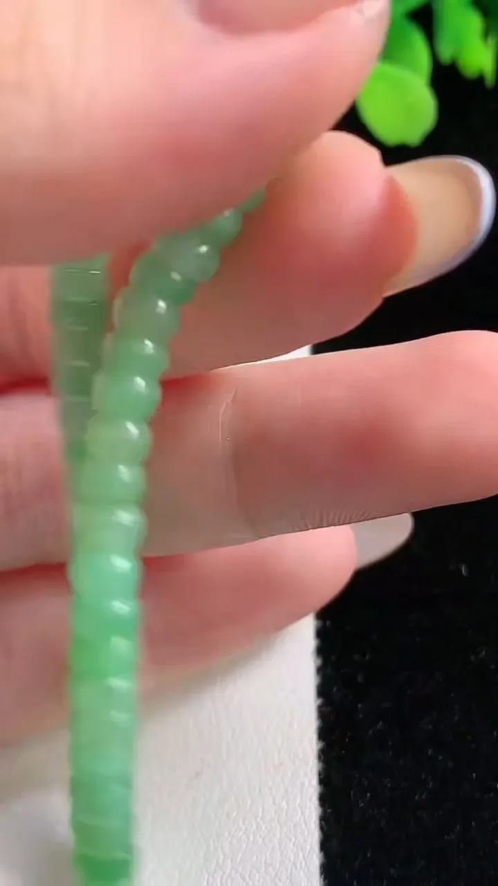 天然A货翡翠算盘珠手串，尺寸4.4-3.2-62颗，重量:7.92g11月2日
工厂直销收藏佳品,种好水足，色泽均匀，有种有色，上手高大气！