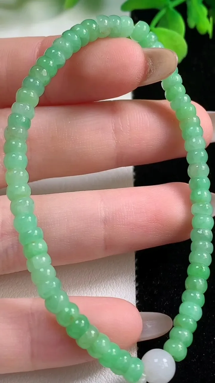 天然A货翡翠算盘珠手串，尺寸4.4-3.2-62颗，重量:7.92g11月2日
工厂直销收藏佳品,种