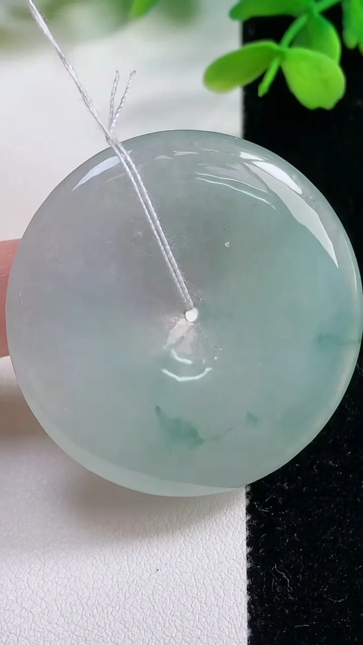 天然A货翡翠冰种飘花平安扣吊坠，尺寸43.6-6.2，重量:24.64g
11月2日