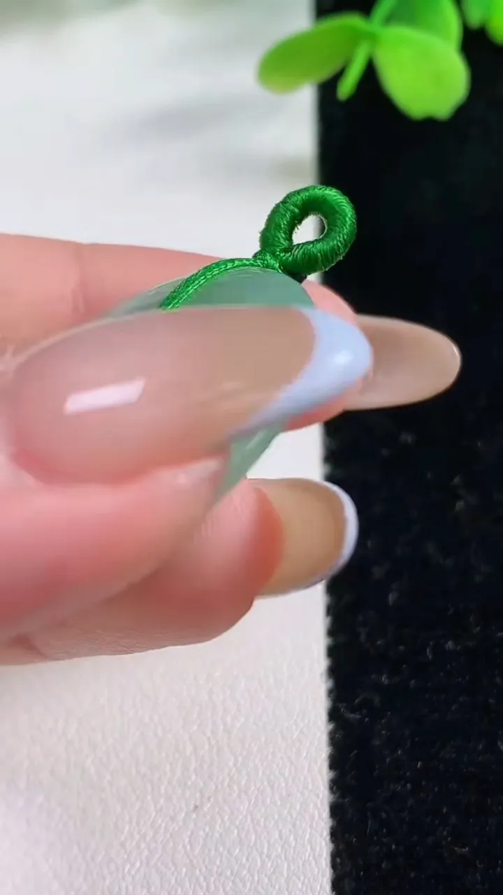 天然A货翡翠平安扣吊坠，尺寸31.7-6.1，重量:12.80g
11月2日