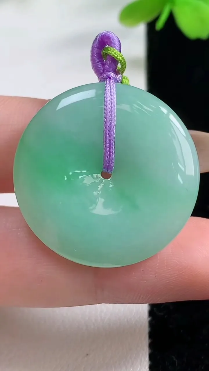 天然A货翡翠平安扣吊坠，尺寸28.5-4.6，重量:8.49g
11月2日