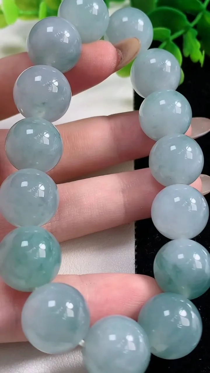 天然A货翡翠飘花圆珠手串，尺寸14.2-15颗，重量:77.26g11月2日
工厂直销收藏佳品,种好水足，色泽均匀，有种有色，上手高大气！