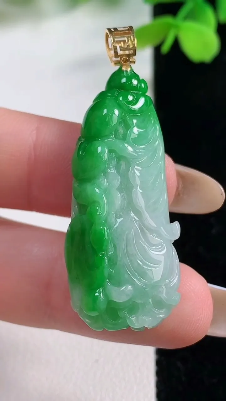 天然A货翡翠白菜吊坠，尺寸39.1-16.1-10，重量:9.96g
11月2日