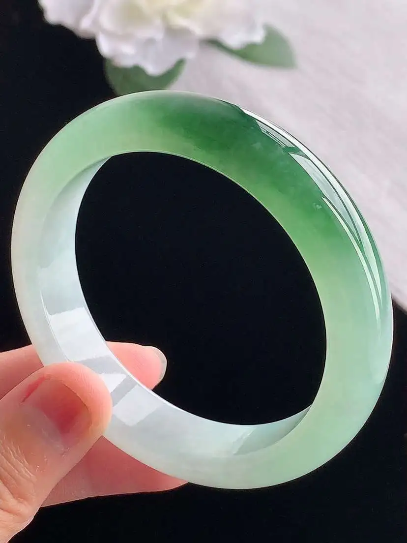 a货翡翠老坑冰种飘花正装正圈手镯55-56圈口  尺寸55.2×13.6×8mm 重量62.10g 