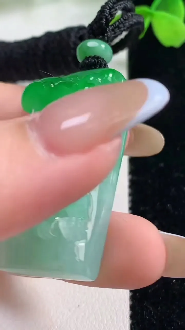 天然A货翡翠麒麟吊坠，尺寸42.5-18.2-14.4，重量:28.28g
11月2日