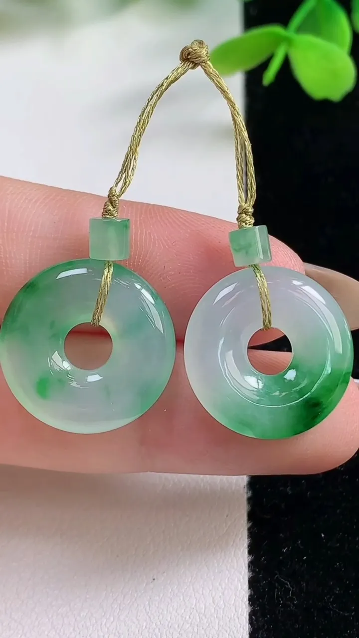 天然A货翡翠平安环吊坠一对，尺寸18-3.3，重量:5.20g
11月2日