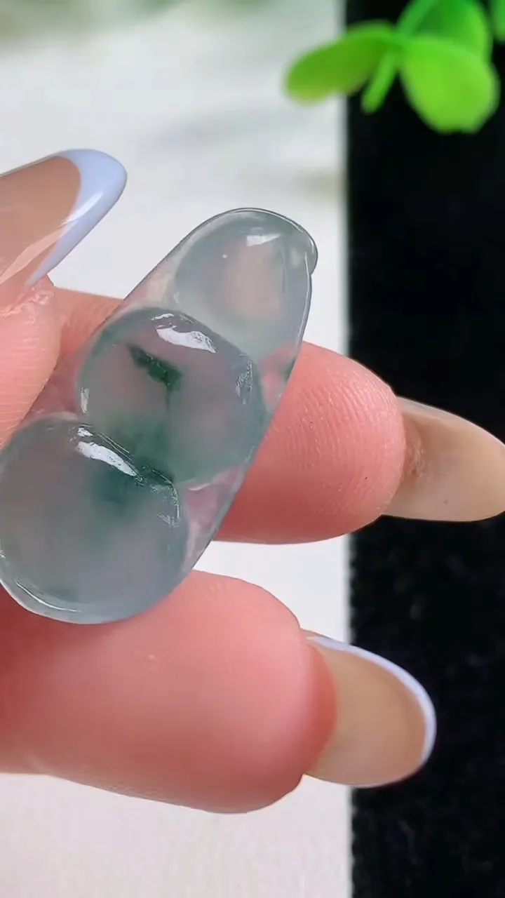 天然A货翡翠冰种飘花福豆吊坠，尺寸28-14.4-5，重量:3.31g
11月2日