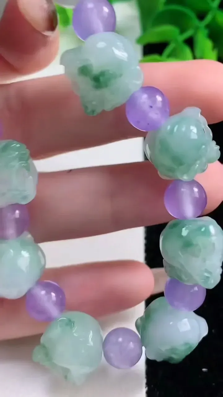 天然A货翡翠种飘花狼头手串，尺寸12.6-12-12.3-10颗，重量:42.01g11月2日
工厂直销收藏佳品,种好水足，色泽均匀，有种有色，上手高大气！
