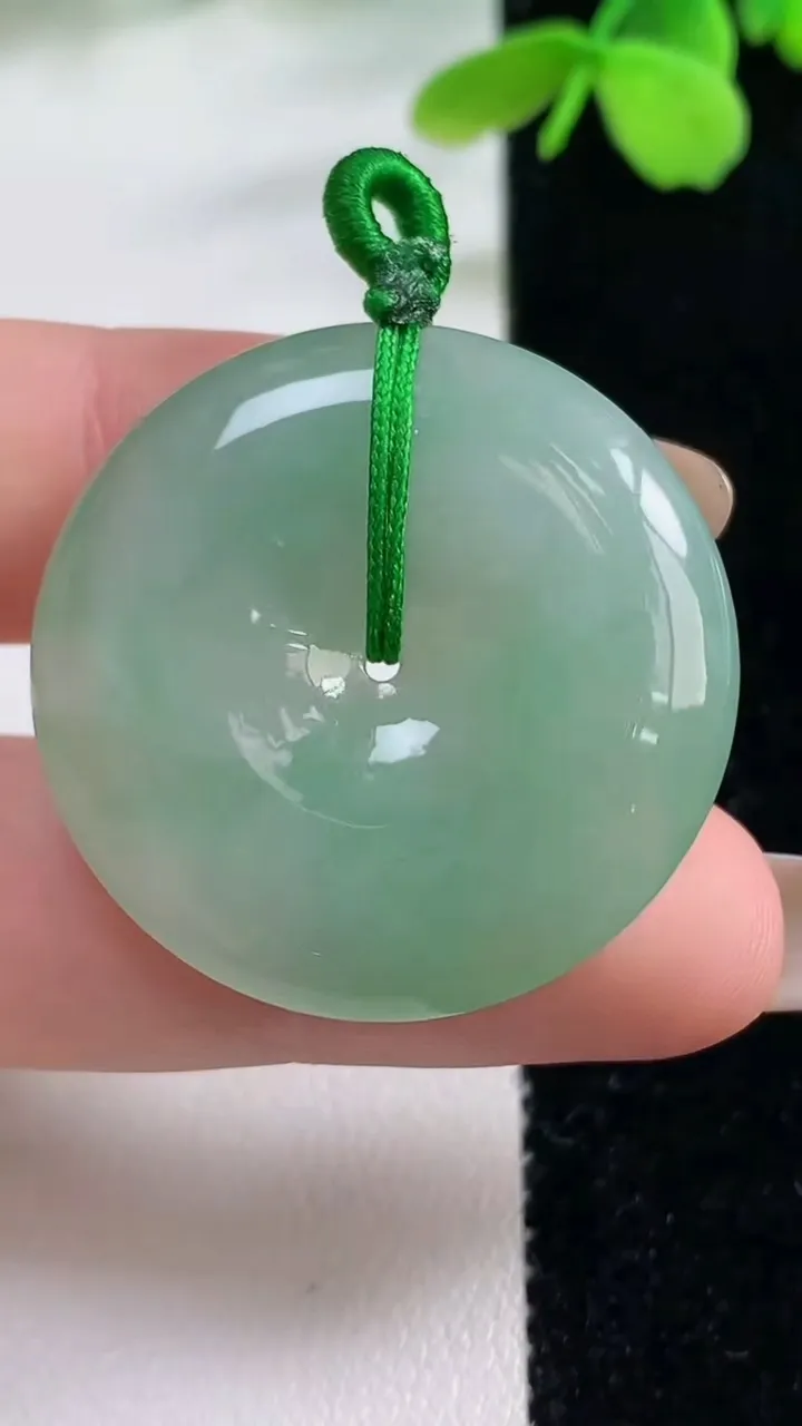 天然A货翡翠平安扣吊坠，尺寸31.7-6.1，重量:12.80g
11月2日