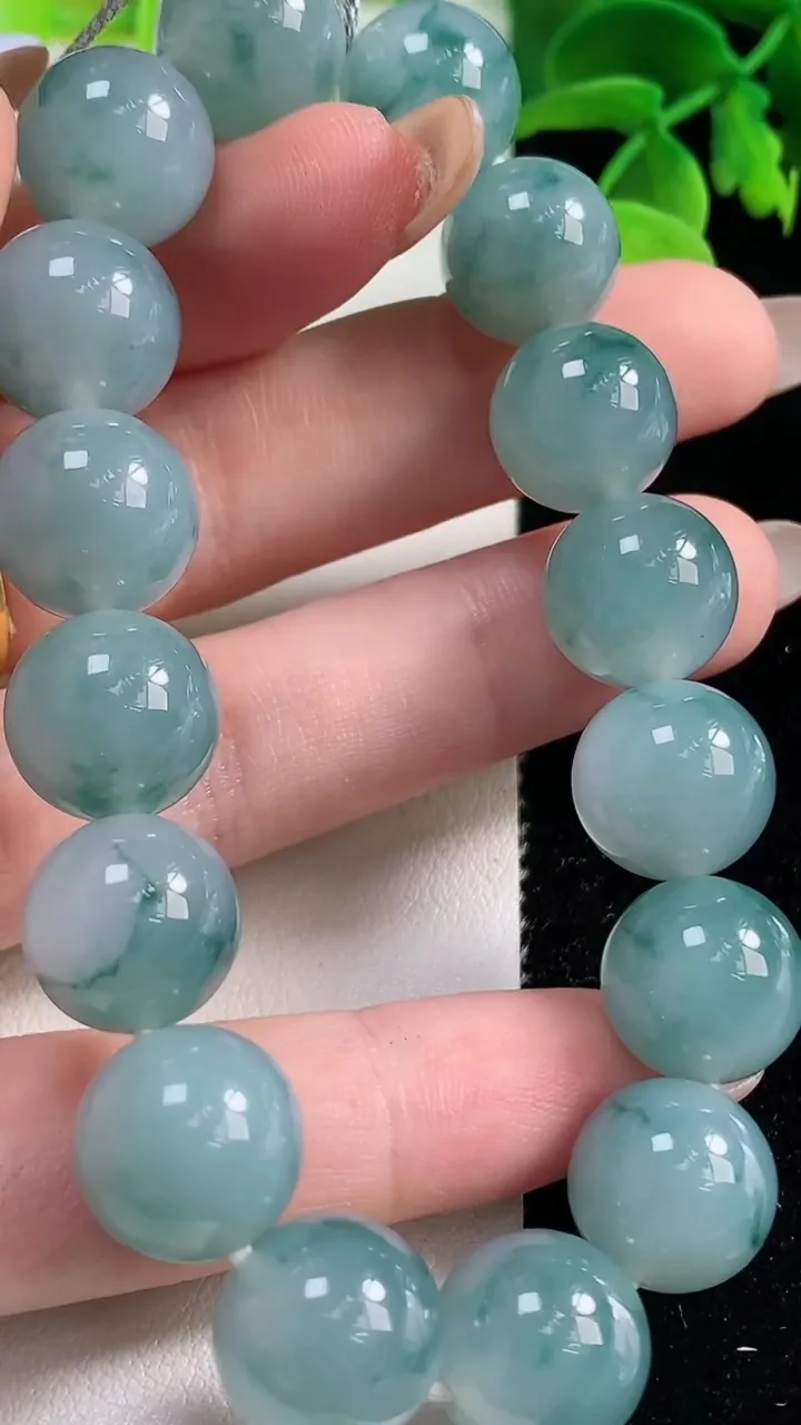 天然A货翡翠飘花圆珠手串，尺寸12-16颗，重量:53.01g11月2日
工厂直销收藏佳品,种好水足