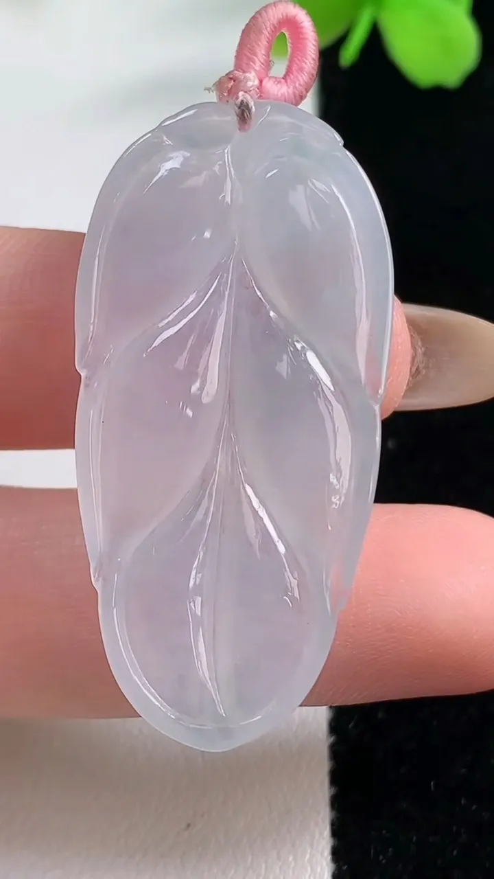 天然A货翡翠金枝玉叶 叶子吊坠，尺寸42.8-21.6-4.6，重量:7.65g
11月2日