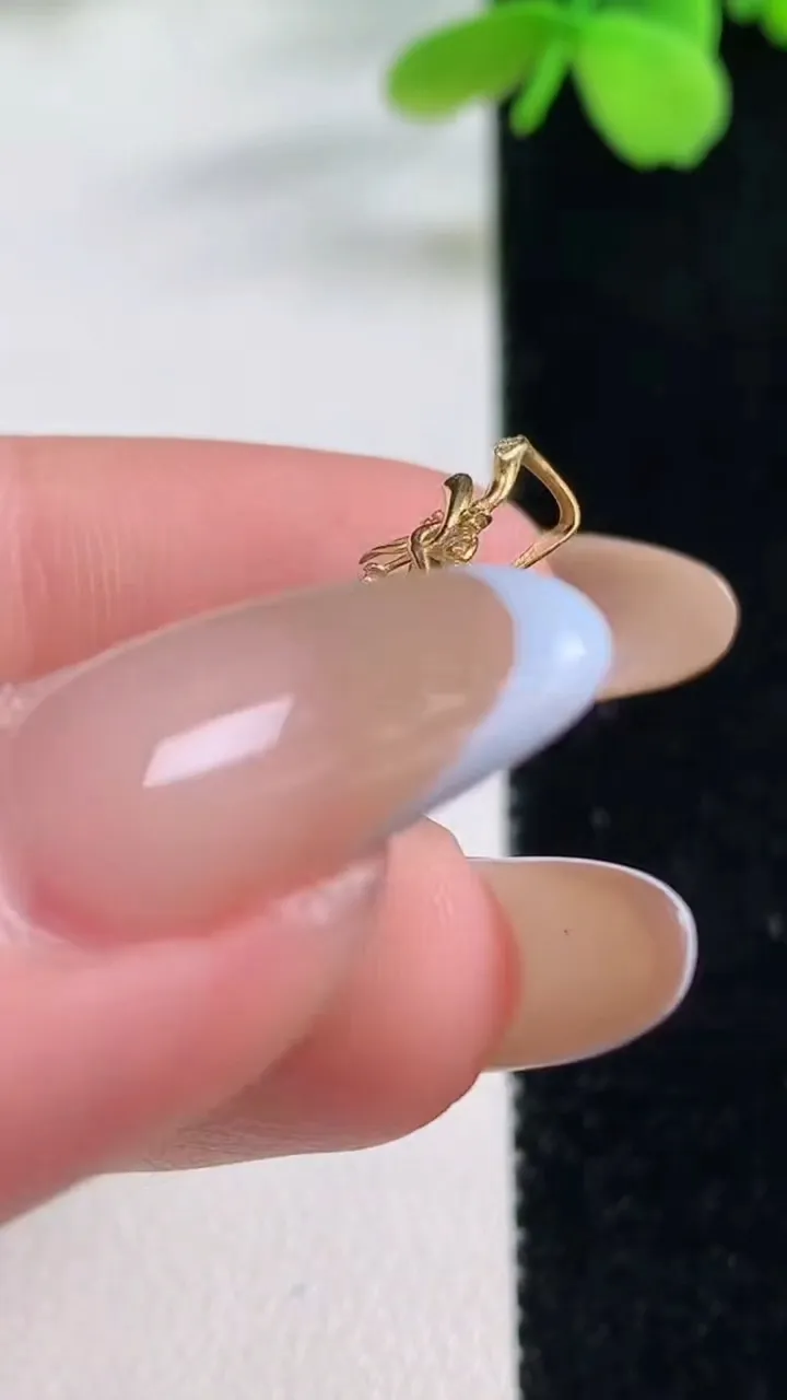 天然A货翡翠金枝玉叶 叶子吊坠，尺寸25-14.2-3，重量:2.32g
11月2日