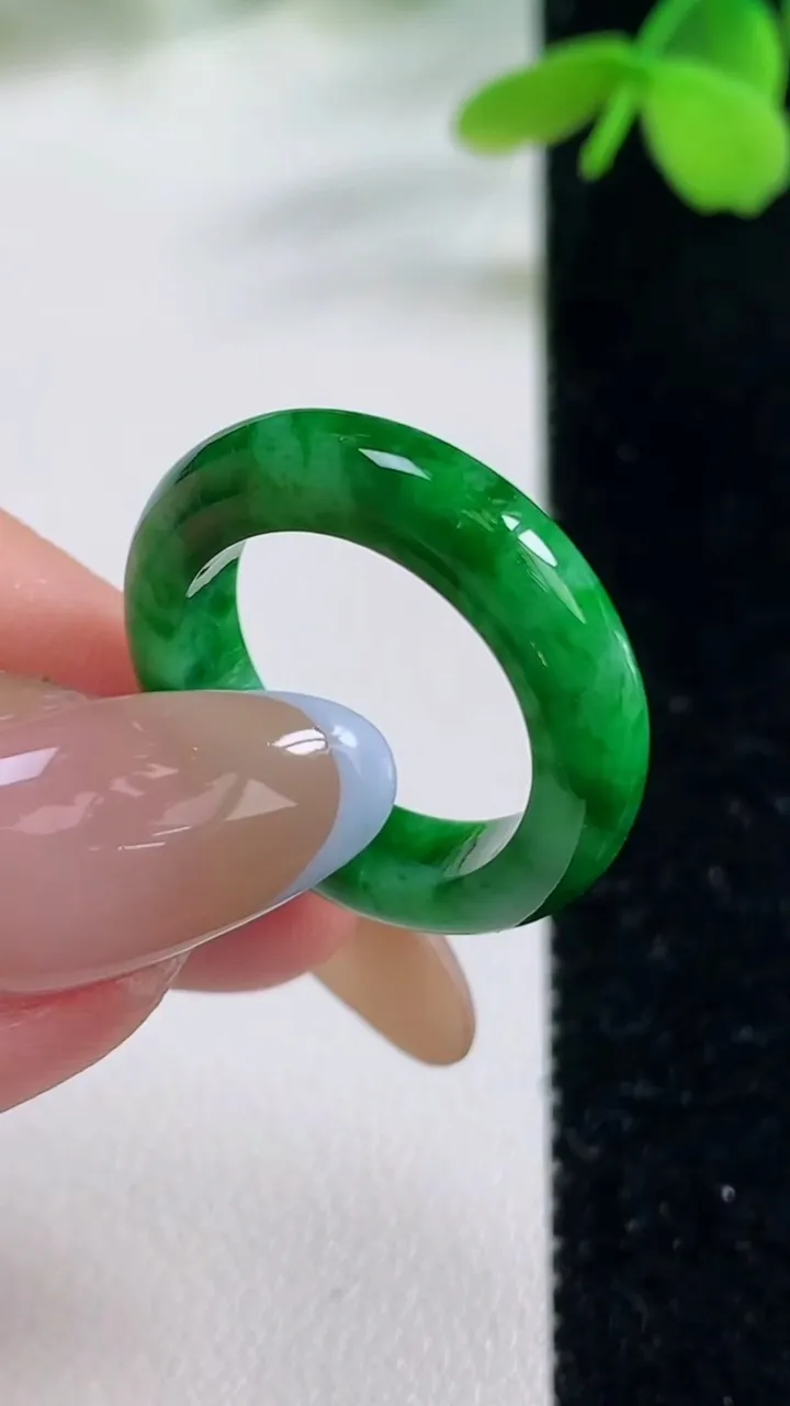 天然A货翡翠指环戒指，尺寸16.4-4.7-3.4，重量:3.50g2025年11月2日
工厂直销收藏佳品,种好水足，色泽均匀，有种有色，上手高大气！
