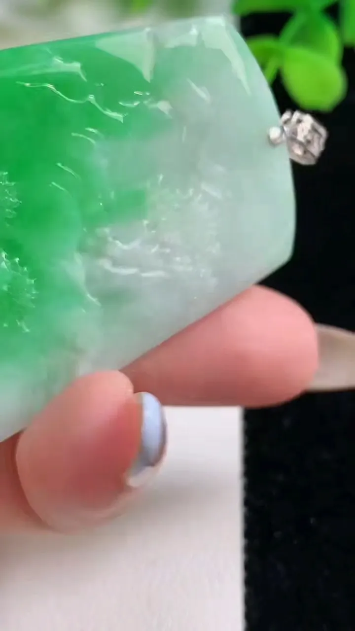 天然A货翡翠山水牌吊坠，尺寸47.7-35-5.2，重量:18.64g
11月2日