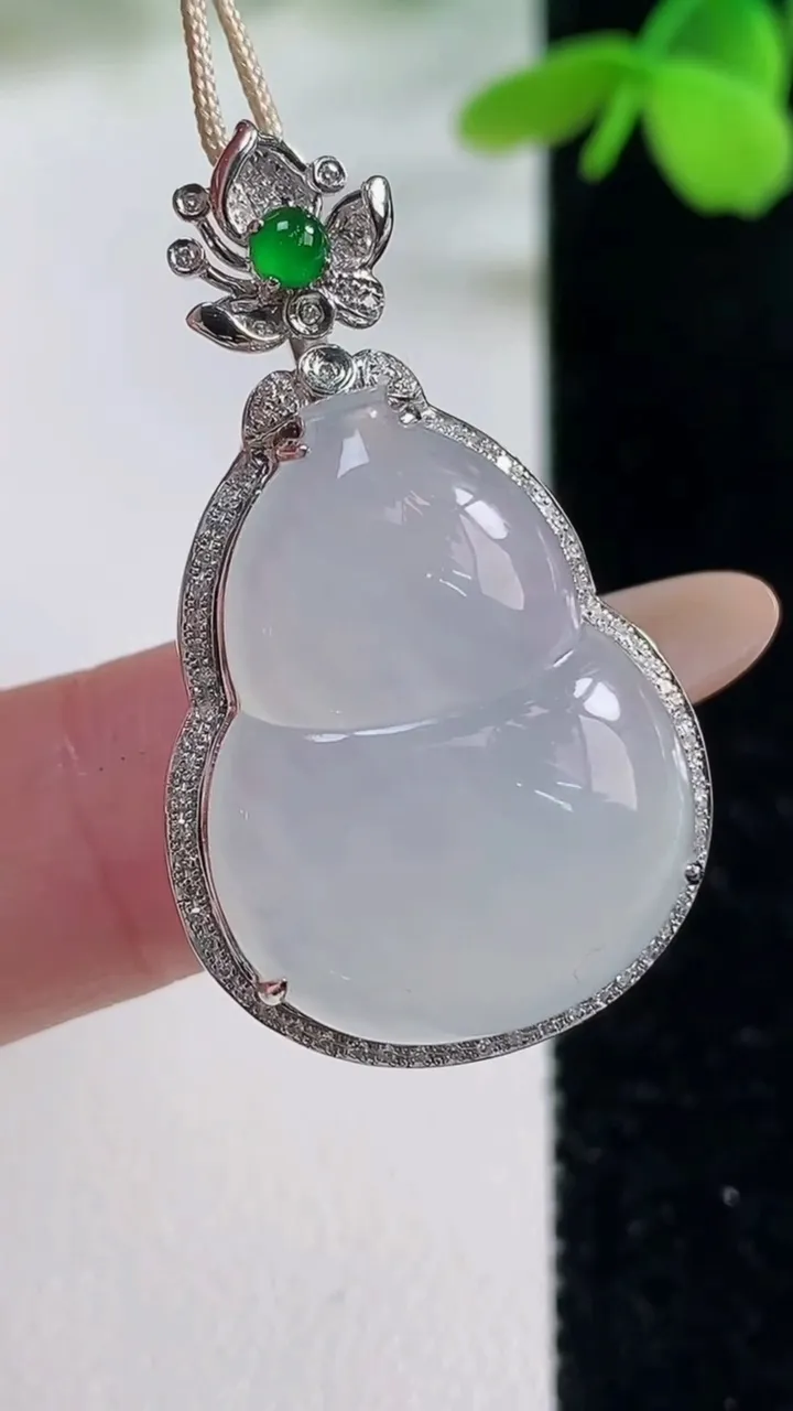 天然A货翡翠种白冰葫芦吊坠，尺寸35.7-21-9.8，裸石23.7-17.8重量:6.69g
11月2日