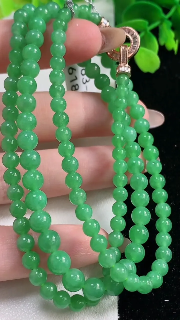 天然A货翡翠圆珠项链，尺寸5.5-122颗，重量:26.22g11月2日
工厂直销收藏佳品,种好水足，色泽均匀，有种有色，上手高大气！