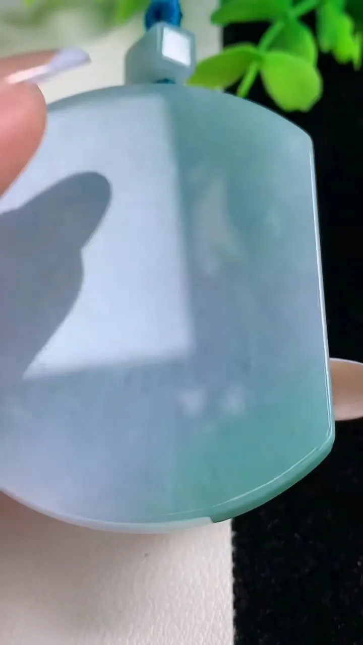 天然A货翡翠春带彩紫罗兰无事牌吊坠，尺寸56.6-42.4-6.1，重量:41.81g
11月2日