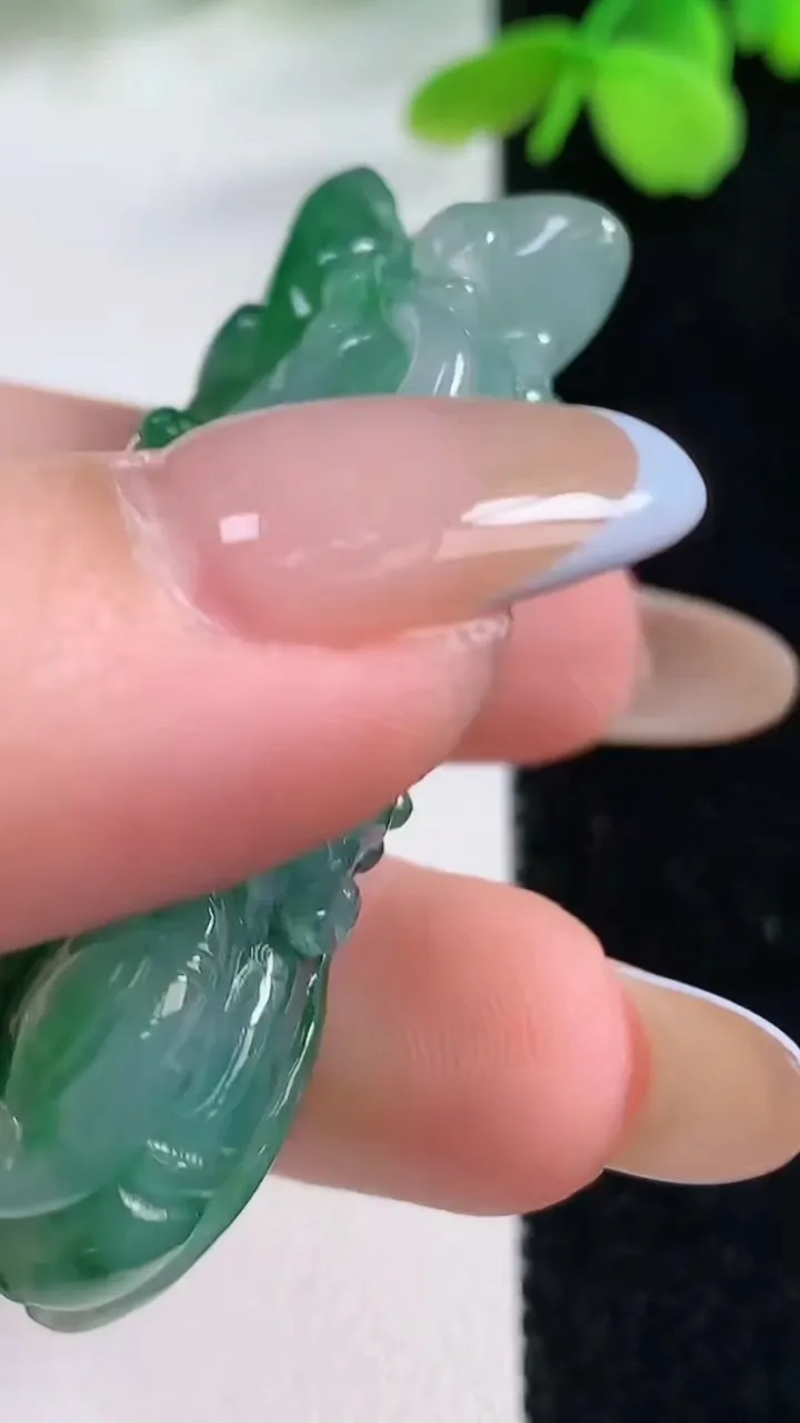 天然A货翡翠佛手瓜吊坠，尺寸53.3-21.3-13，重量:31.43g
11月2日