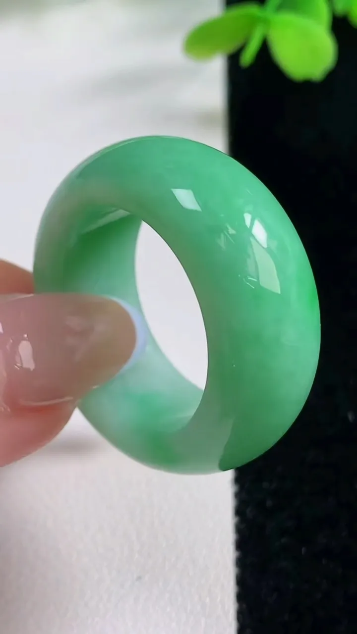天然A货翡翠指环扳指，尺寸22-11.5-5.7，重量:16.70g2025年11月2日
工厂直销收藏佳品,种好水足，色泽均匀，有种有色，上手高大气！
