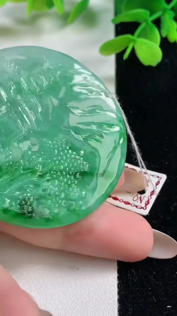 天然A货翡翠山水牌吊坠，尺寸49-12.1，重量:53.47g
11月2日