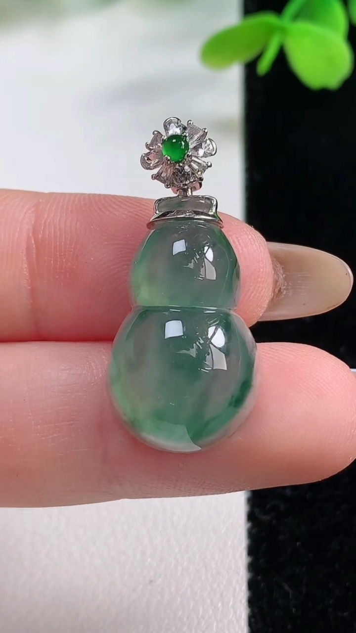 天然A货翡翠种飘花葫芦吊坠，尺寸24-14.1-7，重量:3.90g
11月2日